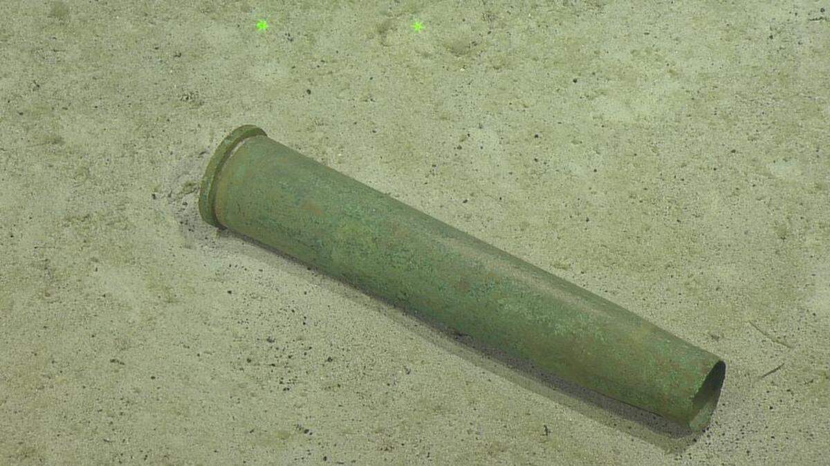 A group of deep sea explorers found a random artillery shell in an otherwise tidy bit of Pacific seafloor, leaving them guessing over how it ended up in the middle of nowhere.