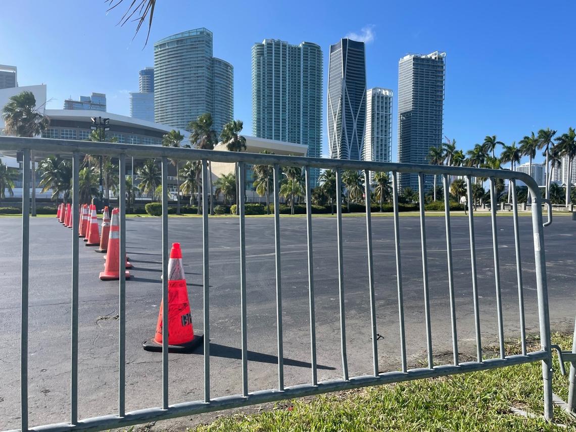 Metal fences divide the Miami baywalk from what’s supposed to be public greenspace in the Miami-Dade parcel known as both Parcel B and Dan Paul Plaza. The Miami Heat rents the space from Miami-Dade for overflow parking at the Kaseya Center, but there are talks underway to shrink the temporary area and open up the waterfront area to the public year-round.