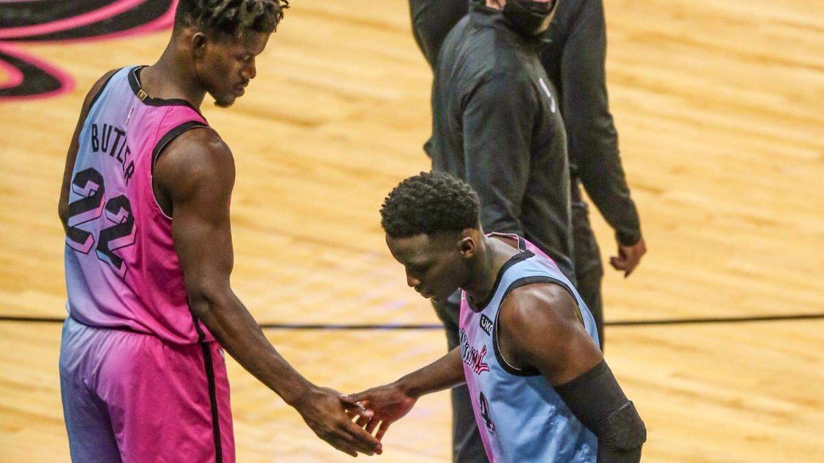 El delantero del Heat Jimmy Butler (22) muestra su apoyo al escolta Victor Oladipo (4) mientras sale de la cancha luego de una lesión en el juego contra los Lakers el 8 de abril de 2021 en el AmericanAirlines Arena.i