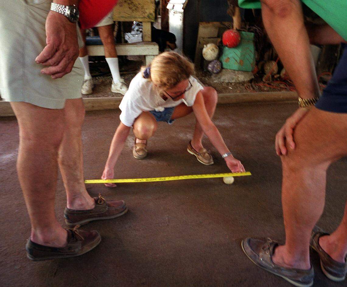 2/29/00--PHOTO BY JON KRAL--STREET--JIMBO’S ON VIRGINIA KEY-- In 2000, Cathy Lisanti measures the ball.