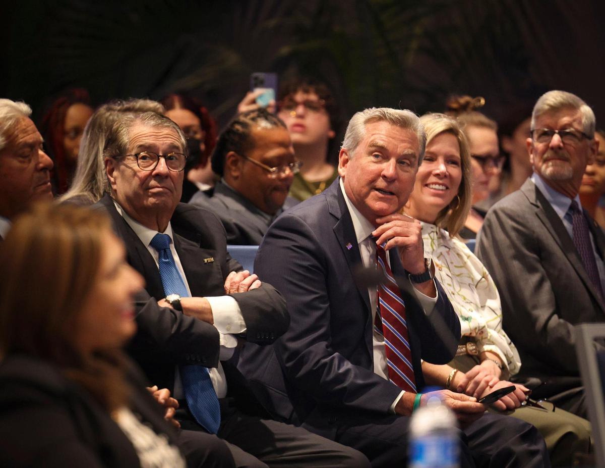 Bo Boulenger, presidente y director ejecutivo de Baptist Health South Florida, en el centro, y otros miembros de la junta asisten a la reunión de la Junta Directiva de la FIU en la que se anunció que el Baptist se asociará con la Universidad Internacional de la Florida (FIU).