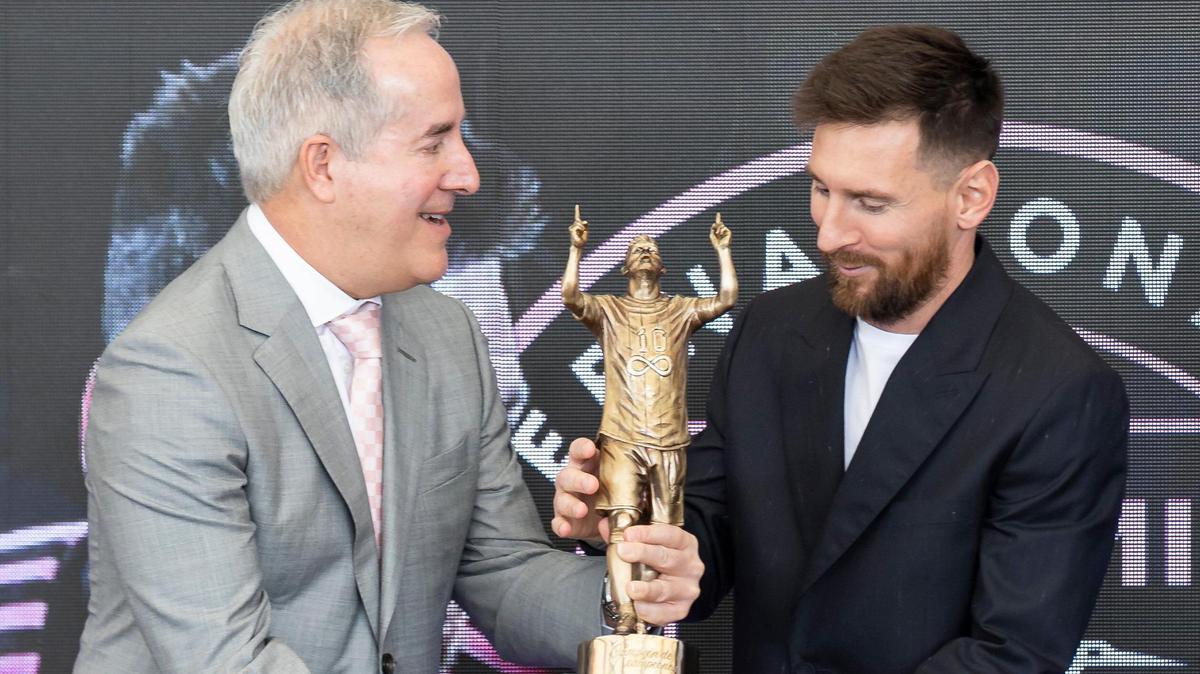 Inter Miami co-owner Jorge Mas speaks hands forward Lionel Messi (10) the MARCA America Award during a ceremony at Chase Stadium on Thursday, Oct. 17, 2024, in Fort Lauderdale, Fla. MARCA, a Spain sports media outlet, presented Messi with the award for his contributions to soccer throughout his career.