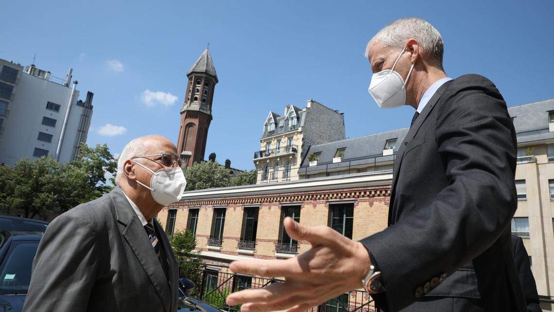 Ricardo Cabrisas, Cuba’s deputy prime minister, left, met on Tuesday with Emmanuel Moulin, current chairman of the Paris Club, for a work meeting in Paris.