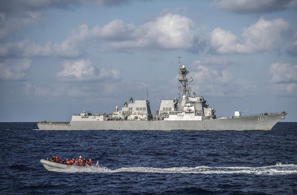 Marineros estadounidenses asignados al destructor de misiles guiados USS Barry  realizan operaciones en embarcaciones pequeñas junto al destructor de misiles guiados USS Gravely el 20 de septiembre de 2013 en el mar Mediterráneo. 