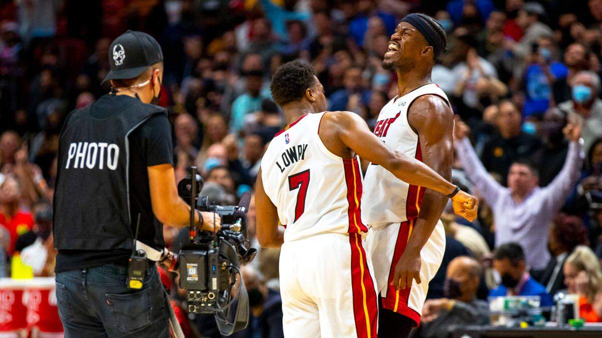 El equipo de Miami informó que Jimmy Butler (der.) y Kyle Lowry están listados como cuestionables para el cuarto juego de la serie ante los Celtics, a celebrarse el lunes 23 de abril de 2022 en Boston.