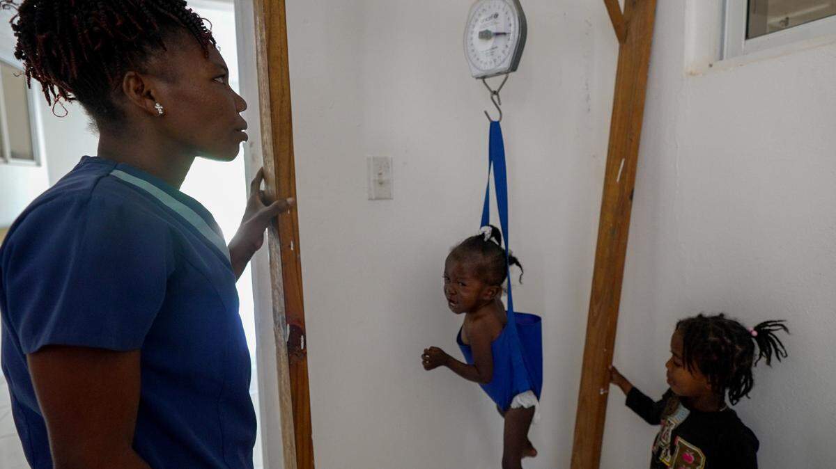 Adeline, a 27-year-old mother of three, lives in difficult conditions in Grandon, Haiti. She met Miss Dulaine, a 37-year-old nurse’s aid, who works on malnutrition cases during a screening. Adeline’s youngest child, Lovedaline, suffers from malnutrition and needs frequent hospital care.