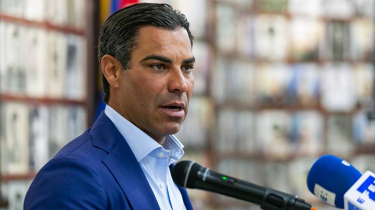 El alcalde de Miami, Francis Suárez, habla durante una conferencia de prensa en el Museo ý Biblioteca de la Brigada 2506 el 11 de julio de 2022, en Miami, Florida.