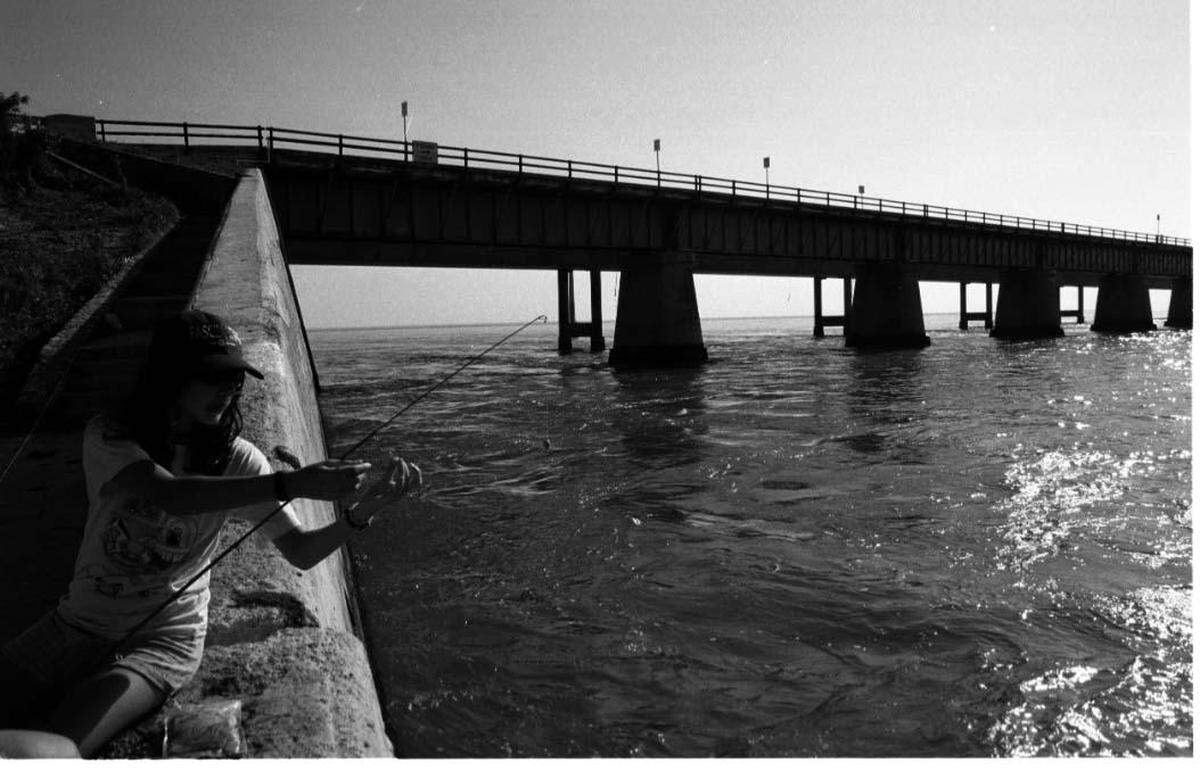 A perfect place to bait the fishline, next to the old Seven Mile Bridge.