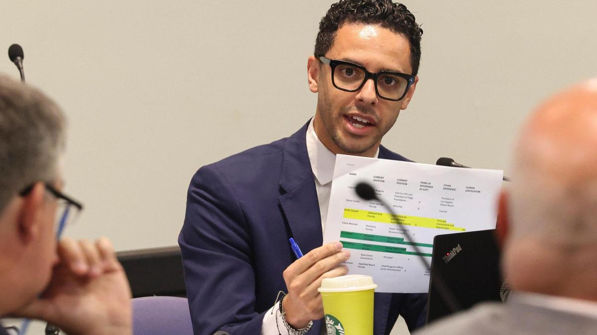 Daniel Foganholi, del Distrito 1, se dirige a la empresa de búsqueda independiente que trabaja con recursos humanos para encontrar candidatos para el cargo de superintendente escolar durante la reunión de la Junta Escolar de Broward, el martes 2 de mayo de 2023, en el downtown de Fort Lauderdale.