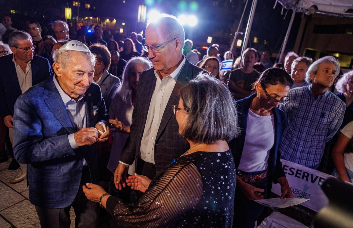 Domingo 5 de noviembre de 2023: la alcaldesa del Condado Miami-Dade Daniella Levine Cava y el alcalde de Miami Beach Dan Gelber saludando al superviviente del Holocausto David Schaecter, durante la conmemoración en el Holocaust Memorial de Miami Beach por parte de la comunidad judía del sur de la Florida por el 85º aniversario de Kristallnacht, la Noche de los Cristales Rotos, y en memoria de los israelíes asesinados en los atentados terroristas de Hamas que empezaron el 7 de octubre.