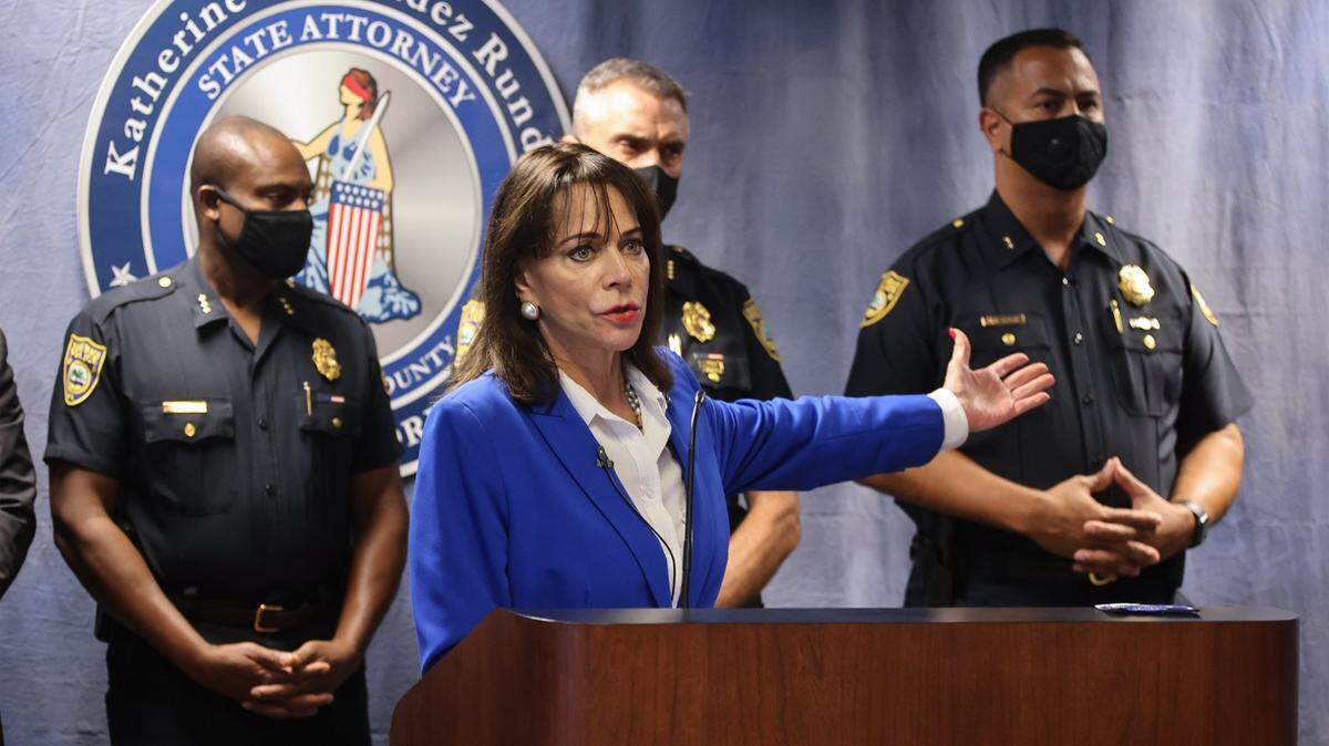 La fiscal estatal Katherine Fernández Rundle anuncia el arresto de policías de Miami Beach y comparte el video sobre un arresto brusco, en una imagen del 2 de agosto de 2021.