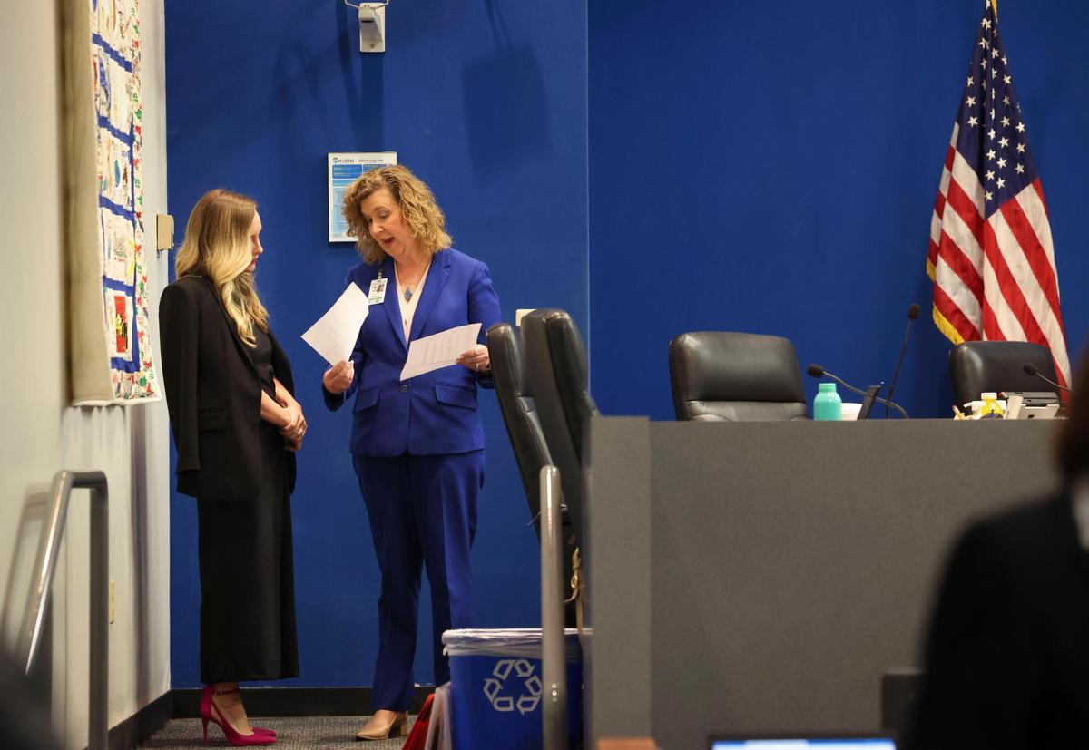 La superintendente de Broward Vickie Cartwright, a la derecha, habla con la miembro de la junta Sarah Leonardi en la reunión de la Junta Escolar del Condado Broward, el martes 24 de enero de 2023, en Fort Lauderdale. La junta votó por unanimidad separarse de Cartwright de mutuo acuerdo.