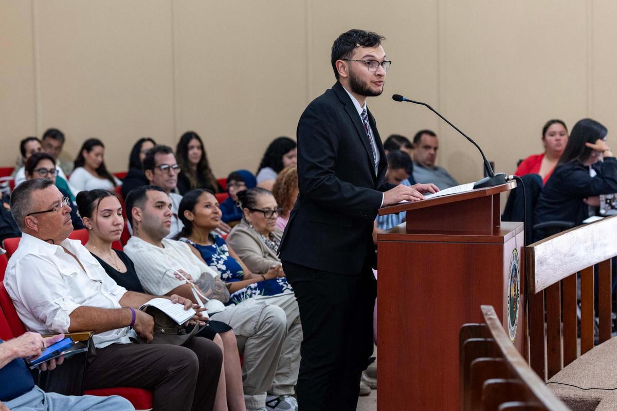 William Marrero habla durante una reunión del concejo municipal para decidir el miembro interino del concejo que reemplazará a la actual alcaldesa Jacqueline García-Roves el martes 13 de mayo de 2025, en el Ayuntamiento de Hialeah, Florida.