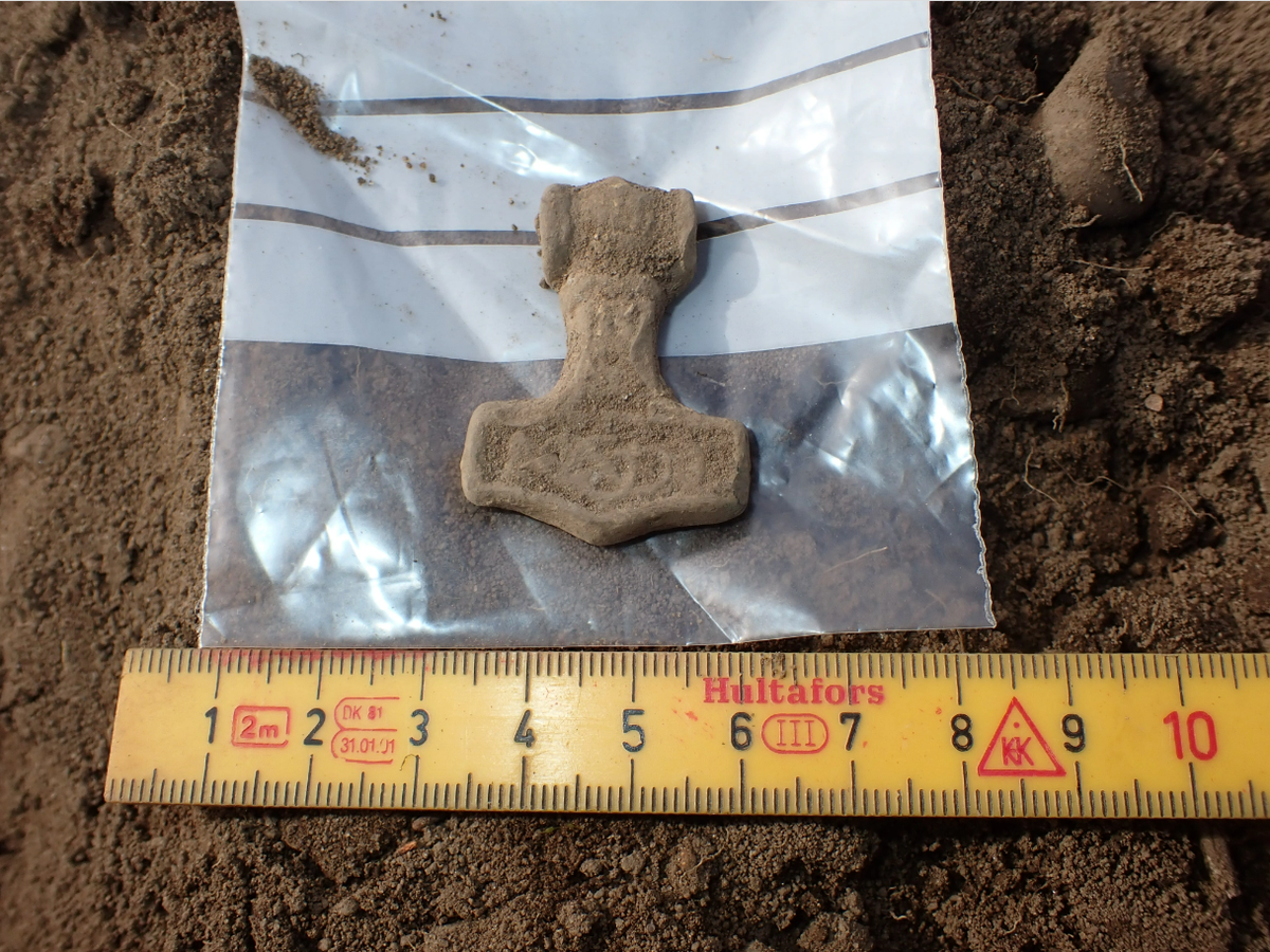 The Thor’s hammer measured with a metric ruler.