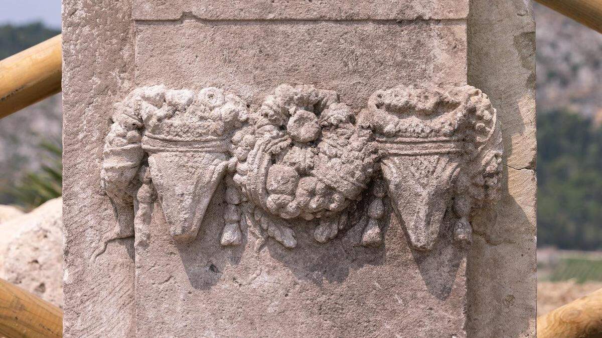 The photo shows a close up view of the center altar decoration.