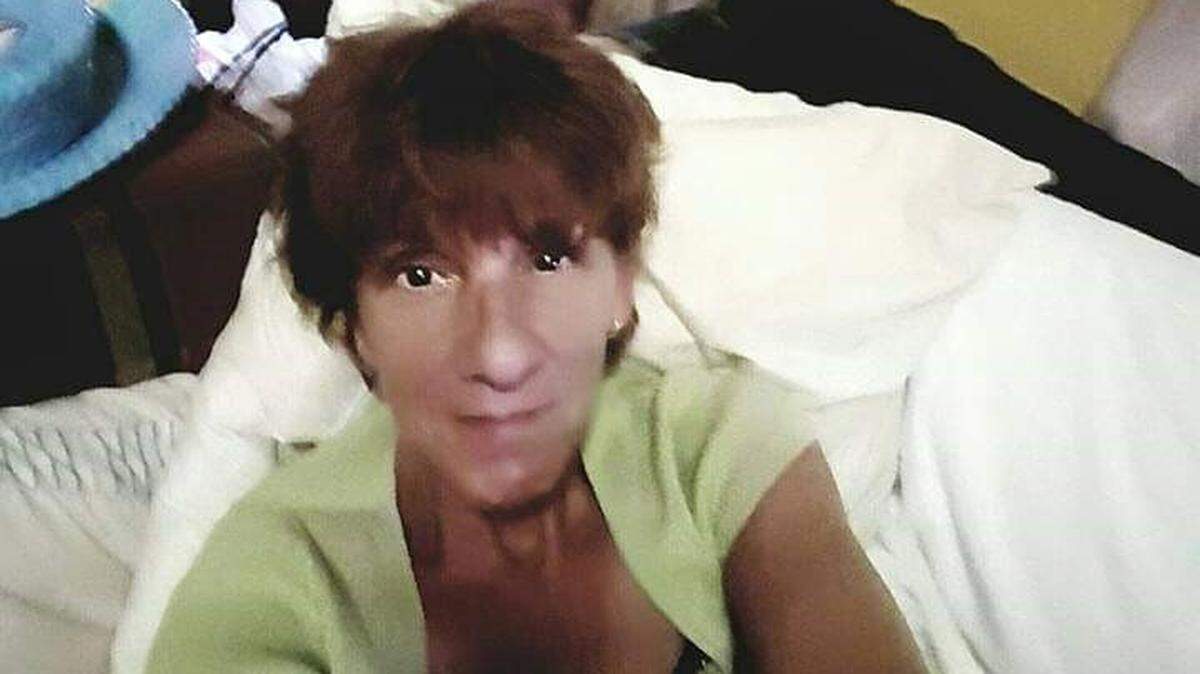 Hollywood police on April 4, 2019, released a photo of a woman who detectives say gave a fake name -- Tracy Pierson -- and bilked a condo association out of $50,000.