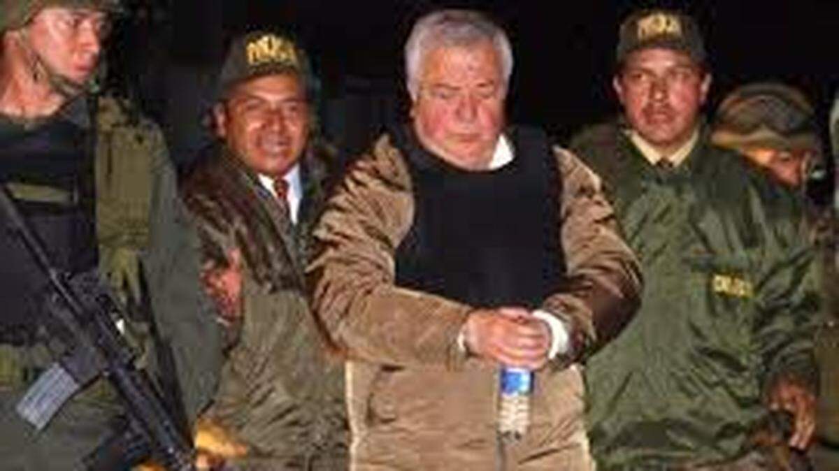 Colombian drug kingpin Gilberto Rodriguez-Orejuela is arrested and extradited to Miami to face cocaine-smuggling charges in December 2004.