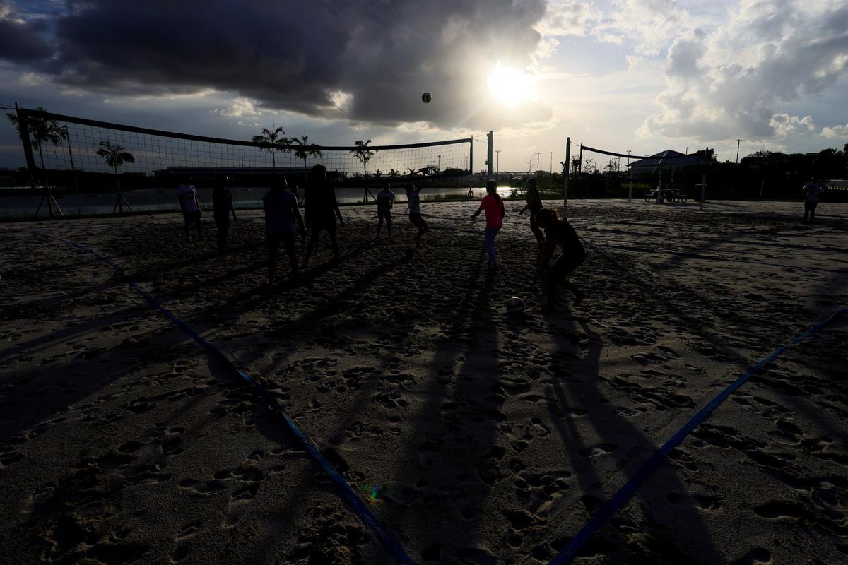 Un grupo de amigos juega un partido de voleibol de playa en la recién inaugurada parte este del Doral Central Park en 3005 NW 92nd Ave, el parque más grande de la ciudad con 78 acres de extensión, el lunes 26 de agosto de 2024.