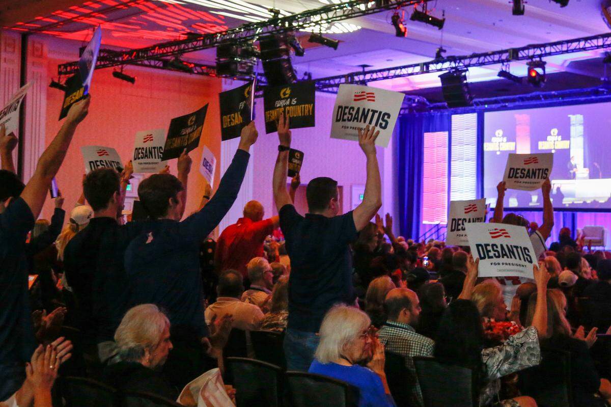 Simpatizantes sostienen carteles en apoyo a Ron DeSantis para presidente durante la Cumbre de la Libertad de la Florida, el sábado 4 de noviembre de 2023 en Orlando.