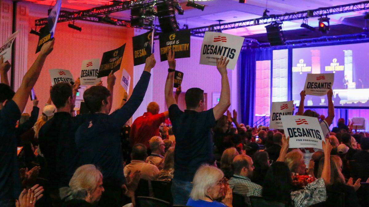 Simpatizantes con un cartel en apoyo a Ron DeSantis para presidente durante la Cumbre de la Libertad de la Florida el sábado 4 de noviembre de 2023 en Orlando.