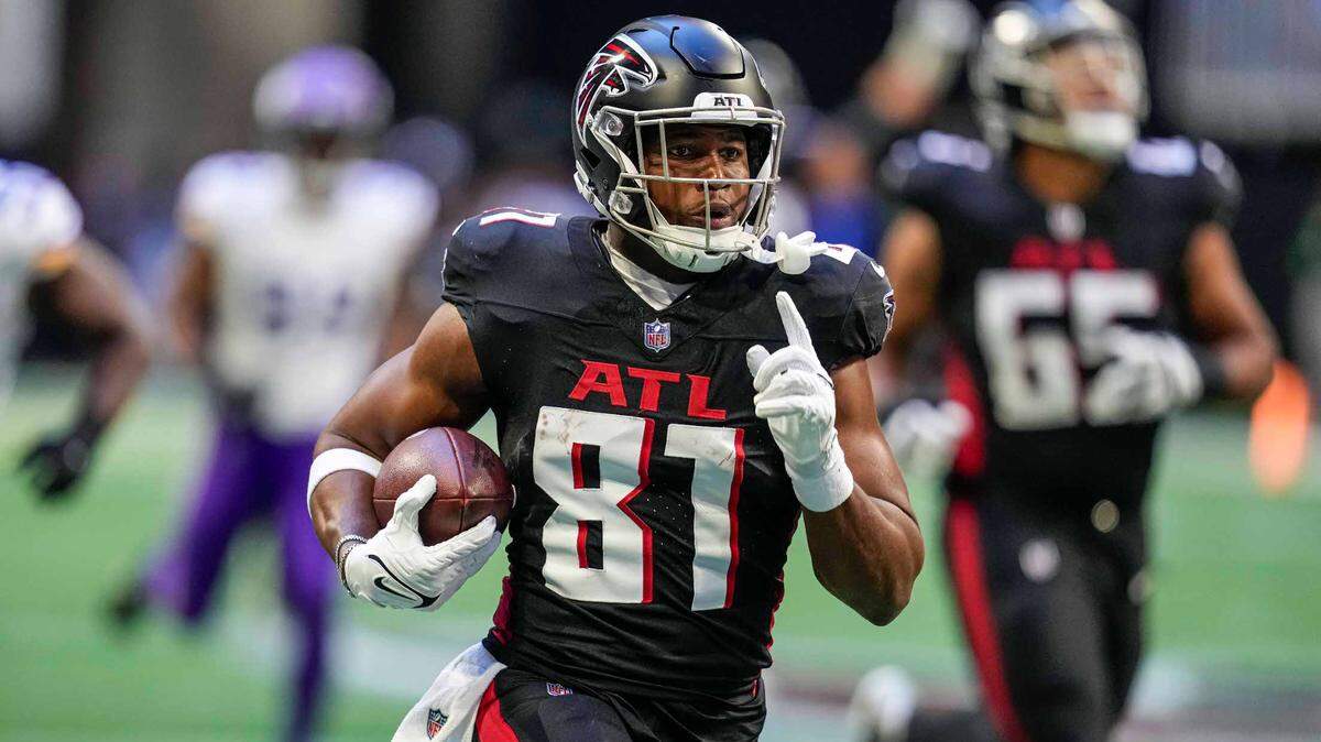 El tight end de los Falcons Jonnu Smith (81) corre para un touchdown después de una captura contra los Vikings de Minnesota, durante la segunda mitad del partido celebrado el 5 de noviembre de 2023 en en el estadio Mercedes-Benz. en Atlanta, Georgia.