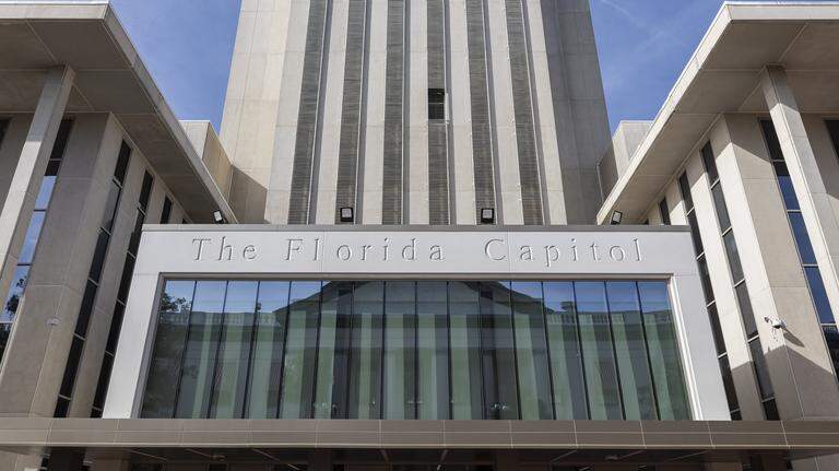El Gabinete de Florida aprueba $40 millones para la campaña estatal contra la inmigración