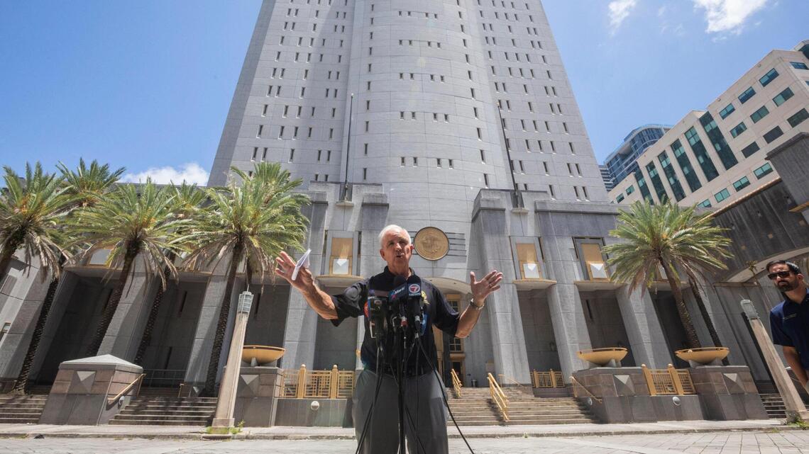 ‘Nada inhumano’: Legislador de Miami recorre centro de detención tras investigación del Herald