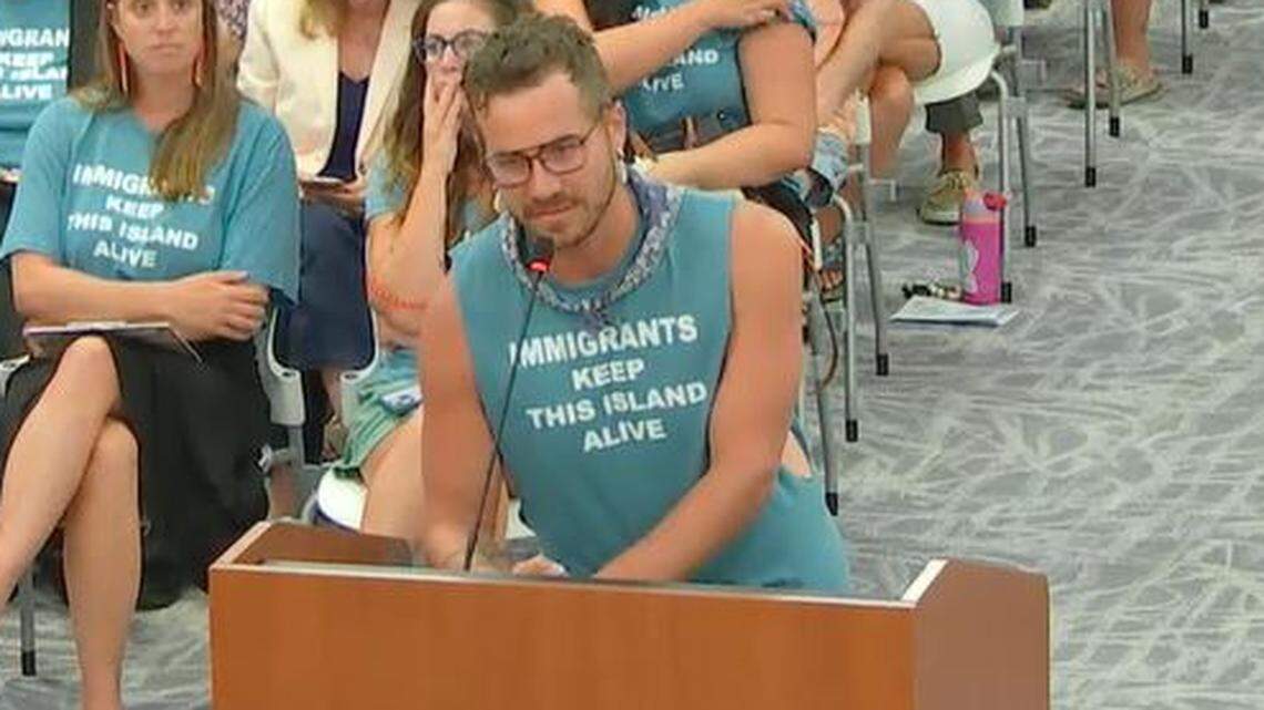 Chris McNulty, director ejecutivo del Centro Comunitario Queer Keys, habla sobre un acuerdo entre la ciudad y el ICE Unidos que permite a la policía local participar en la lucha contra la inmigración ilegal.