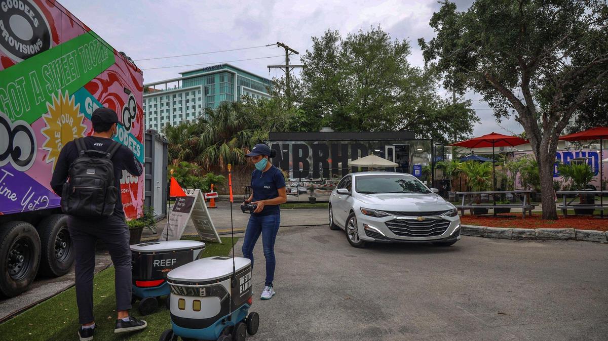 Uber Eats está usando robots como estos fabricados por Cartken para repartir comida en Miami-Dade, primero en la zona de Dadeland y luego, a principios del año que viene, por todo el condado. Carl Juste cjuste@miamiherald.com