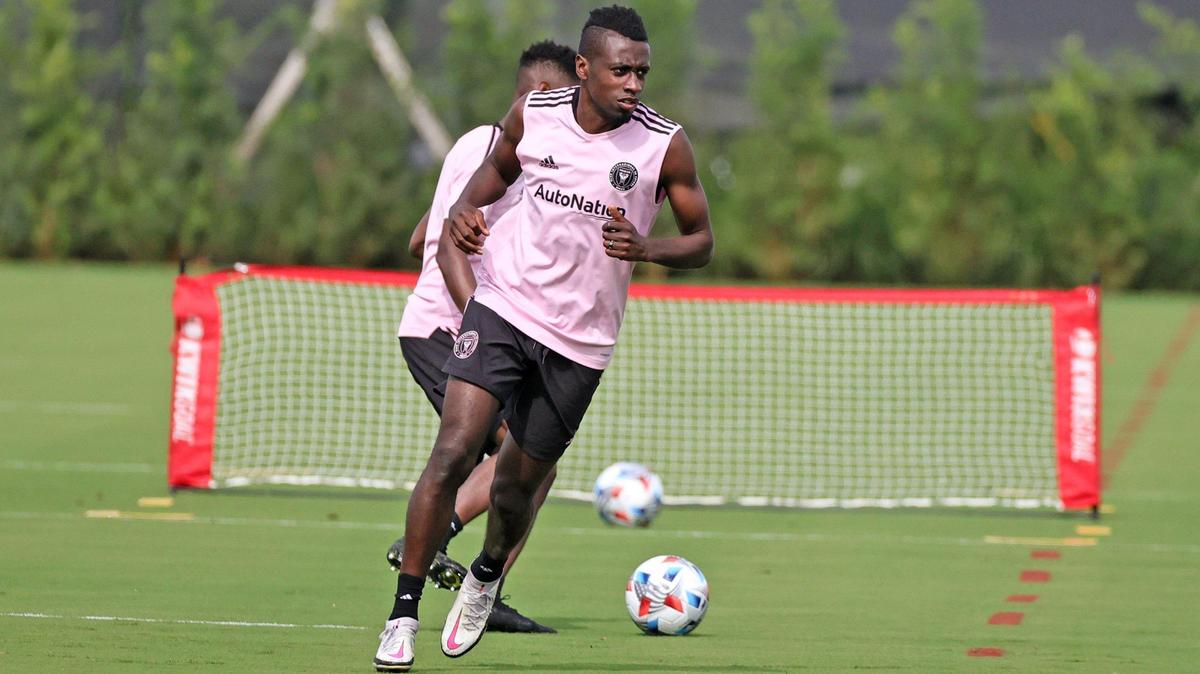 El francés Blaise Matuidi (8), volante del Inter Miami, se entrena en el DRV PNK Stadium, en Fort Lauderdale,donde este domingo recibe al Atlanta.