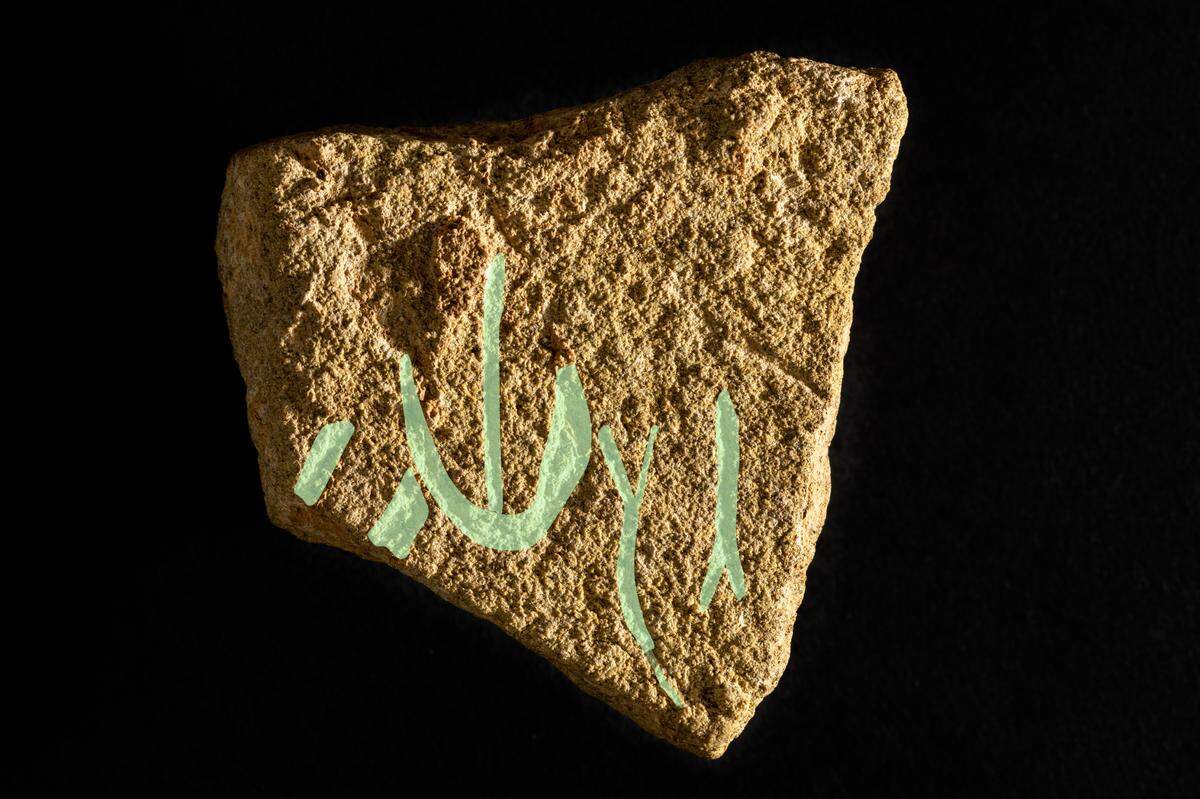 Highlights show the design of the vulva carving.