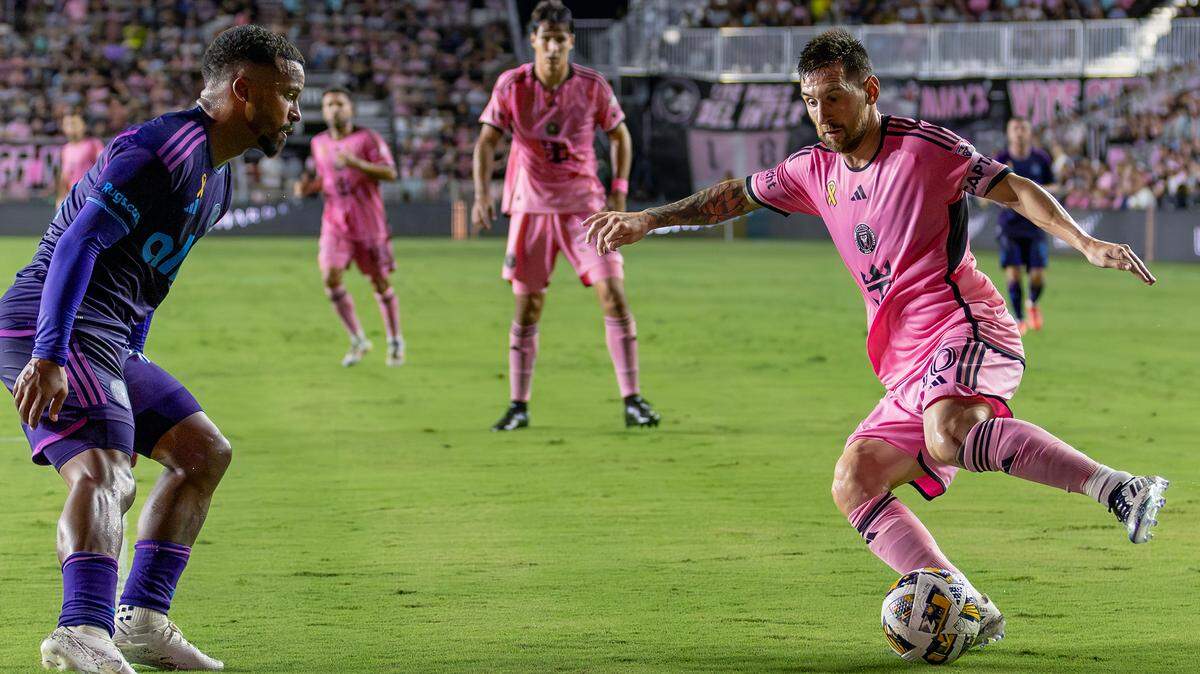 El delantero del Inter Miami Lionel Messi controla el balón ante la marca de Nathan Byrne, de Charlotte, en la primera mitad del partido de la MLS celebrado el 28 de septiembre de 2024, en Fort Lauderdale, Florida.