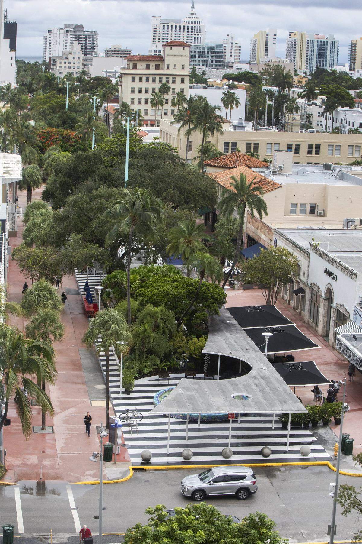 A long-delayed renovation now under way along Miami Beach’s Lincoln Road Mall will restore and replenish the pedestrian street’s landscaping, architectural and water features as public officials and property owners try to reverse a downturn.