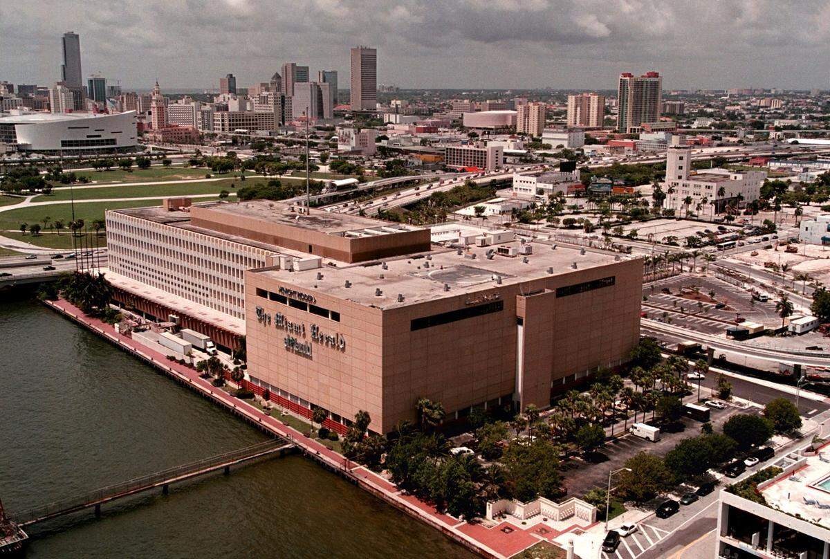 Aerial photo of 1 Herald Plaza in 2000. The building was off the MacArthur Causeway and backed up to Biscayne Bay.