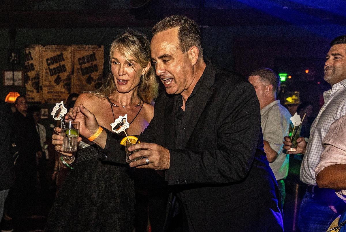 El empresario de La Pequeña Habana William “Bill” Fuller y su abogada Courtney Caprio, brinda  mientras celebran haber ganador un fallo de $63.5 millones contra el comisionado miamense Joe Carollo, en una imagen en el club Ball & Chain el sábado 3 de junio de 2023.