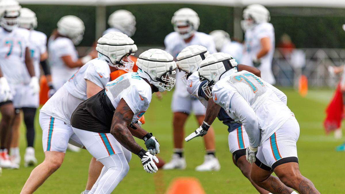 Los tackles ofensivos de los Dolphins Terron Armstead (72) e Isaiah Wynn (77) participan en un ejercicio en el entrenamiento del equipo en el Baptist Health Training Complex del Hard Rock Stadium, en Miami Gardens, el 1ro de agosto de 2023.
