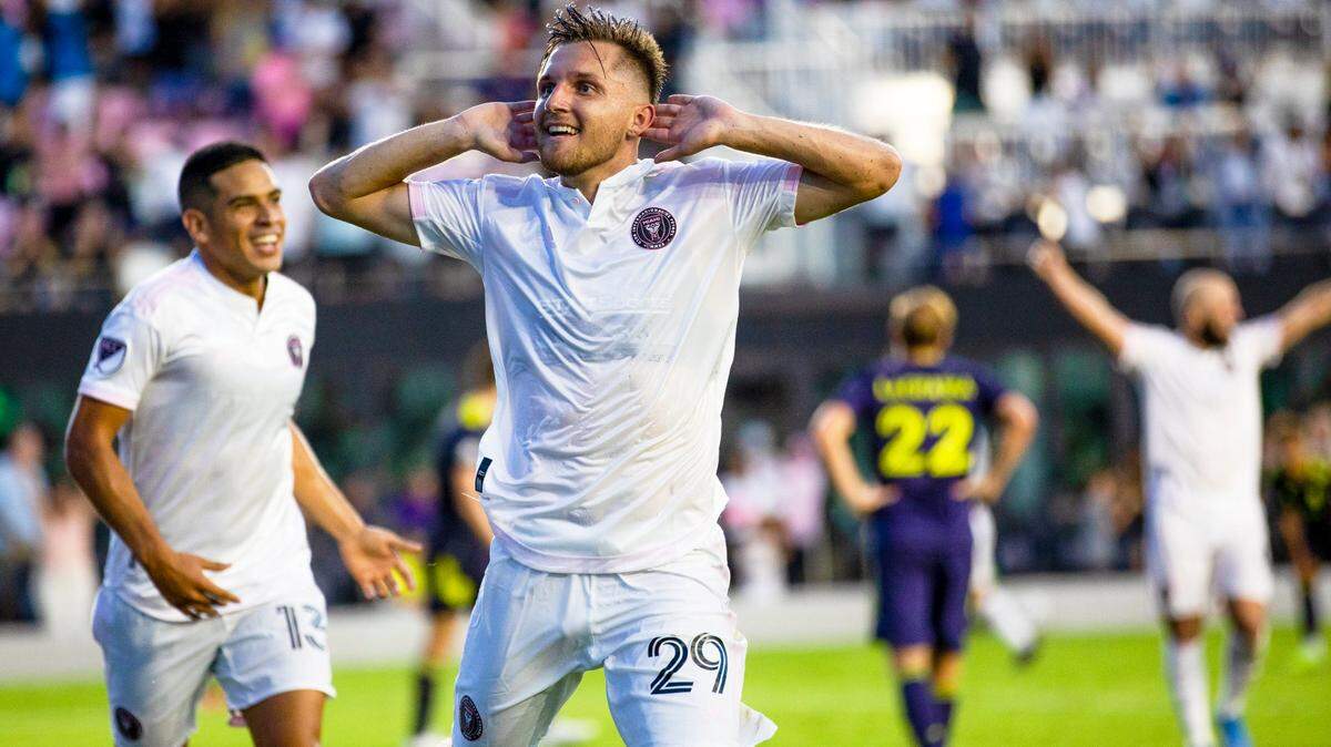 IEl jugador del Inter Miami CF Indiana Vassilev (29) celebra tras anotar en el tiempo añadido para derrotar 2-1 al Nashville SC durante un partido de la MLS en el DRV PNK Stadium de Fort Lauderdale, Florida, el domingo 8 de agosto de 2021.
