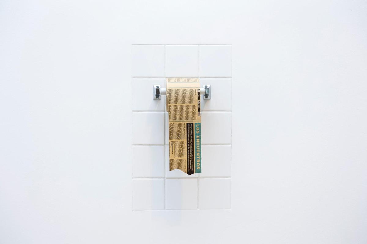 'Papel periódico', de Wilfredo Prieto (2001) se exhibe en la muestra de arte cubano Espacio 23 llamada 'Tú sabes quién ere' el martes 1 de noviembre de 2022, en Miami. Según una de las curadoras, en Cuba los periódicos son diarios oficiales del Estado, lo que inspiró esta obra. Alie Skowronski askowronski@miamiherald.com