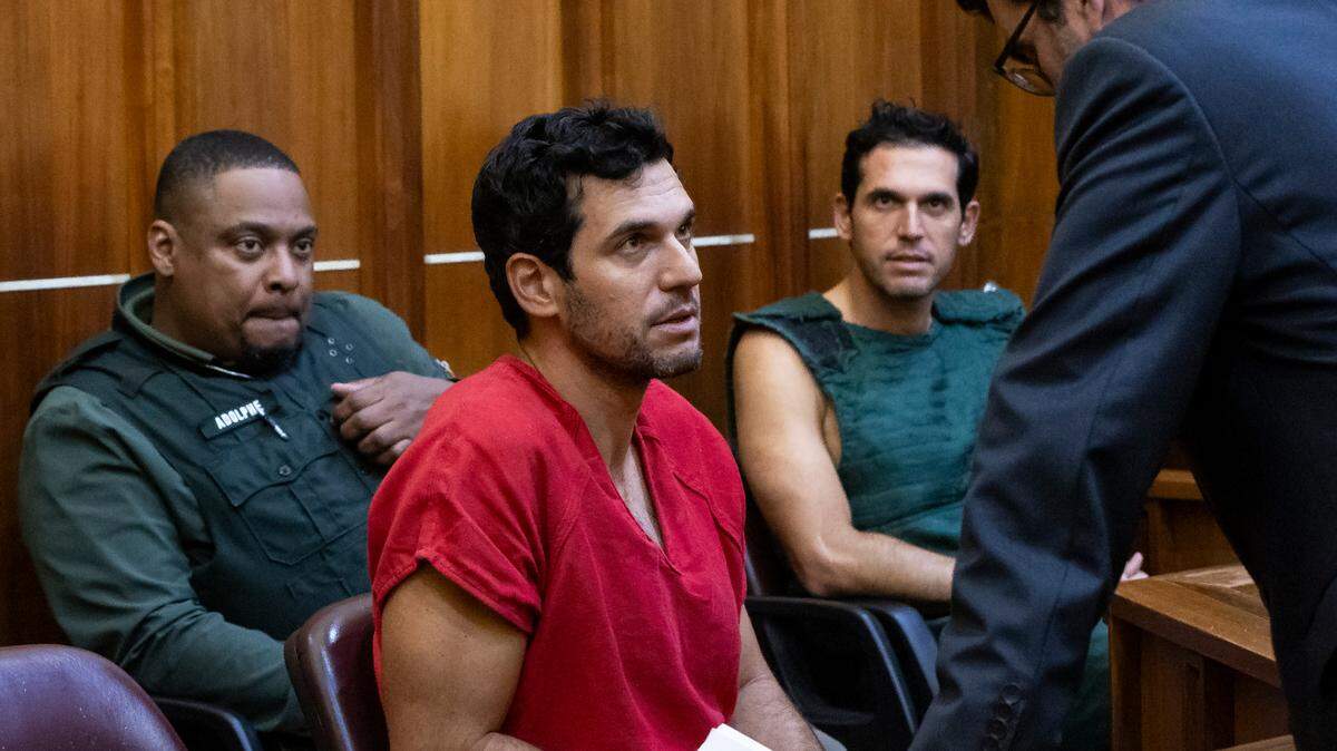Oren Alexander, de 37 años (al centro), y su hermano gemelo Alon (a la derecha del centro) hablan con su abogado Joel Denaro durante una audiencia de fianza en el edificio de justicia Richard E. Gerstein el jueves 12 de diciembre de 2024, en Miami, Florida. Oren y su hermano Alon enfrentan múltiples cargos estatales y federales, incluidos tráfico sexual y violación.
