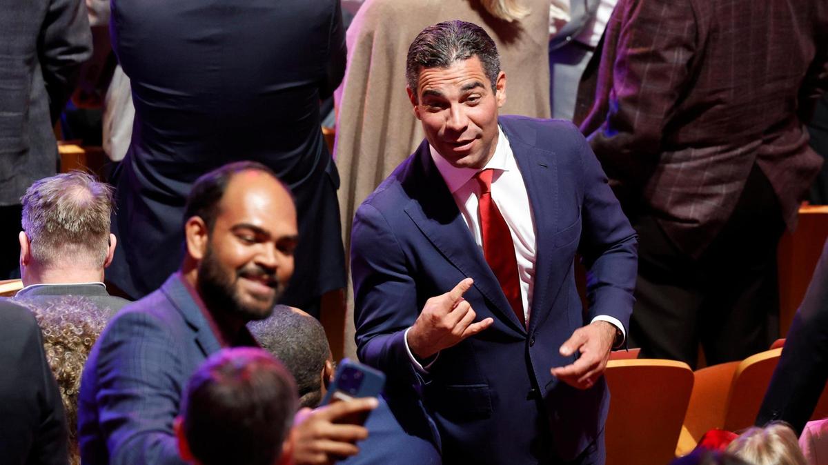 Miami Dysfunction: City code lets mayor have a dozen side gigs. But is that good for us? | Opinion