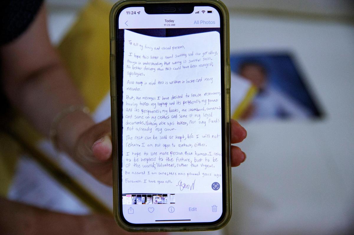 Odalys Heredia muestra una imagen de la carta que su hijo Alejandro dejó en su auto. Esto ocurrió un mes después de que se fuera de casa, lo que desencadenó una breve y frenética búsqueda.