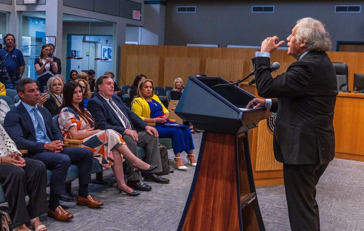 Almagro se refirió a las investigaciones de la CPI sobre casos de lesa humanidad en Venezuela durante un evento en Miami donde el alcalde Francis Suárez y el comisionado Joe Carollo le entregaron las llaves de la ciudad y una proclama.