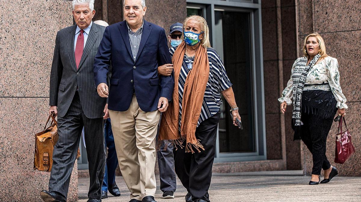 El ex representante federal David Rivera (centro) saliendo del tribunal con su abogado Jeffrey Feldman y una simpatizante llamada Rosa Peña, después de su primera comparecencia ante el juez federal Jonathan Goodman en Miami el 20 de diciembre de 2022.