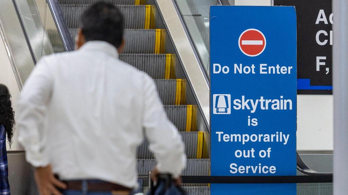 Un hombre con su equipaje pasa por delante de una entrada cerrada al SkyTrain en el Vestíbulo D del Aeropuerto Internacional de Miami. El SkyTrain está fuera de servicio indefinidamente y el vehículo de transporte de cortesía es la única opción que tienen los pasajeros además de caminar para ir de un extremo a otro de la terminal, el miércoles 27 de septiembre de 2023.