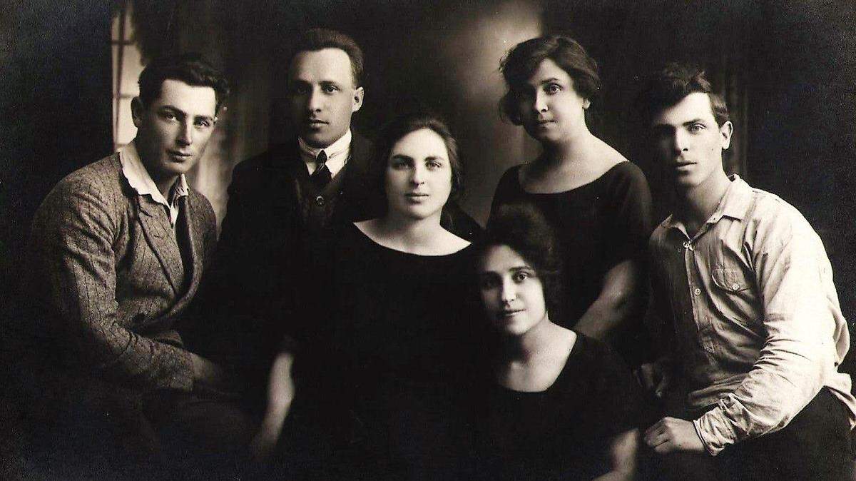 Esther Rabinowitz, the writer’s grandmother, second from the right, with family members.