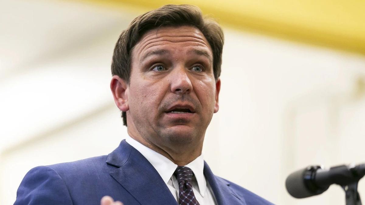 El gobernador Ron DeSantis es acusado en una demanda presentada el martes en un tribunal federal de Massachusetts que alega que la Florida engañó a los inmigrantes con fines políticos.