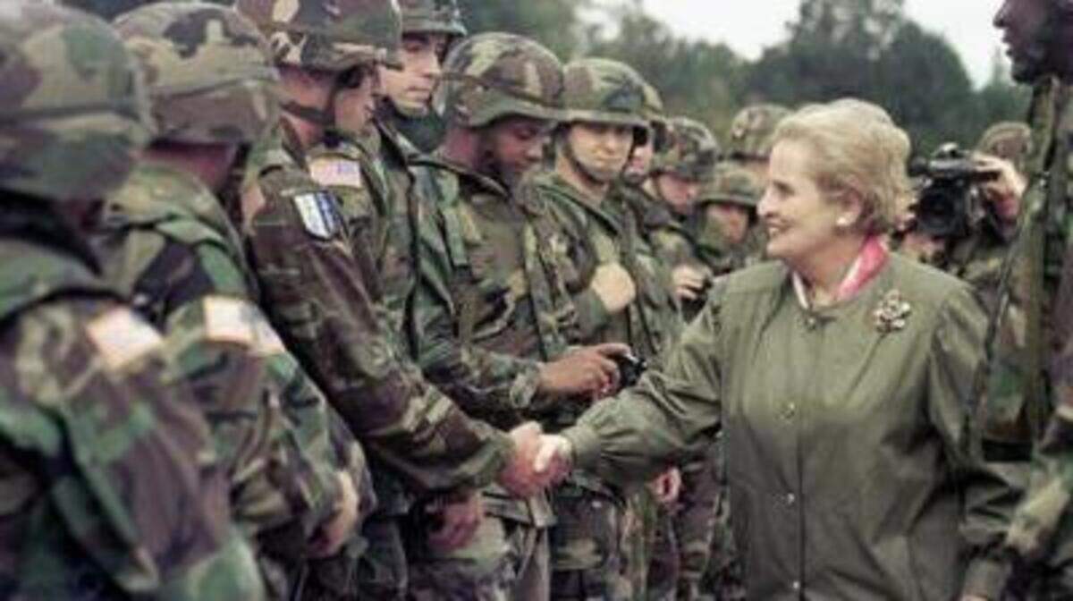 En 1998, la Secretaria de Estado estadounidense Madeleine Albright estrecha la mano de los soldados estadounidenses durante su visita a la Base Aérea Eagle, cerca de Tuzla, Bosnia.
