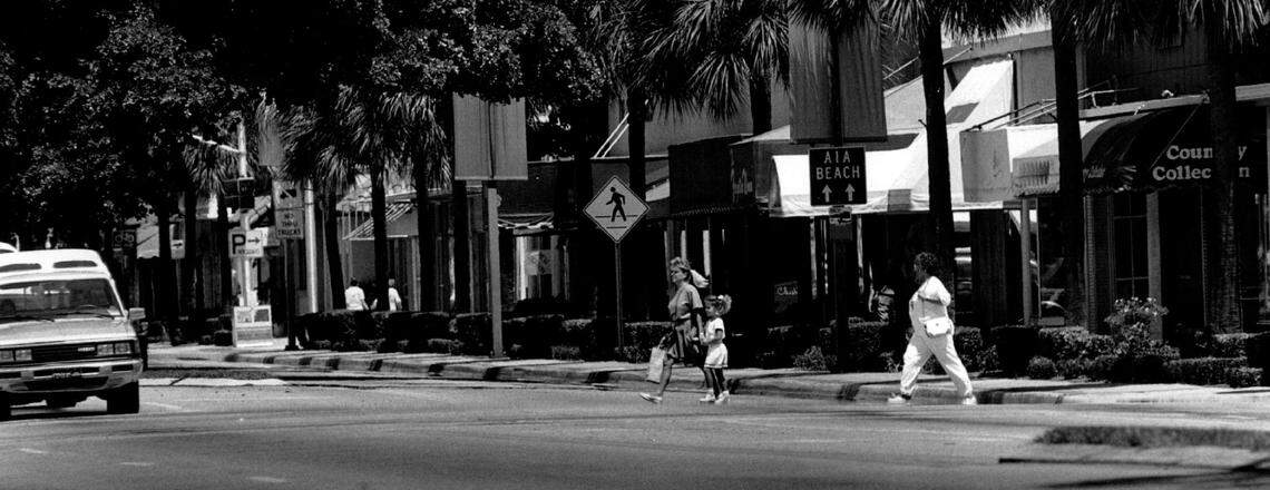 Shops and traffic on Las Olas Boulevard in 1989.