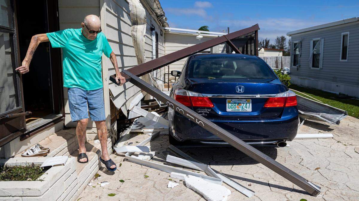 James Moran, de 94 años, sale de su casa móvil en la comunidad Tamiami Village el jueves 29 de septiembre de 2022, en North Fort Myers, Florida. El huracán Ian tocó tierra en la costa del suroeste de la Florida como una tormenta de categoría 4 el miércoles por la tarde, dejando zonas afectadas con calles inundadas, árboles caídos y escombros dispersos.