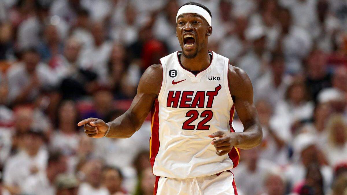 El alero del Miami Heat Jimmy Butler (22) reacciona durante el partido contra los Boston Celtics durante el primer cuarto del Juego 4 de las Finales de la Conferencia Este de la NBA en el Kaseya Center de Miami el martes 23 de mayo de 2023.